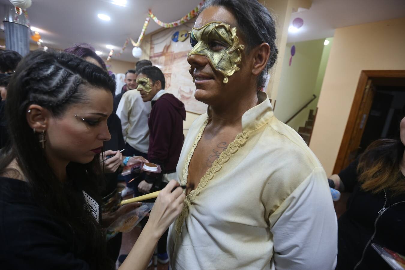 FOTOS: Sesión de maquillaje con Ares en el Carnaval de Cádiz 2018