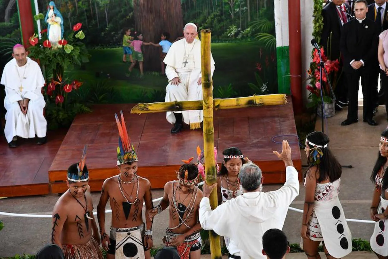 Bajo un gran crucifijo que presidia todo el espacio, el Papa ha agradecido y saludado por sus nombres a los principales pueblos originarios de la Amazonia. 