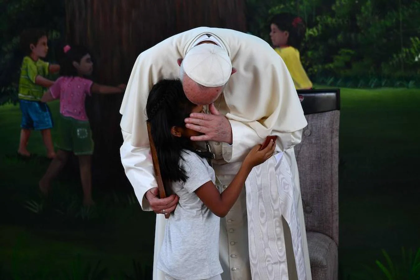 El Papa besa a una niña durante su visita a «Hogar Principito», en Puerto Maldonado, corazón de la selva amazónica. 