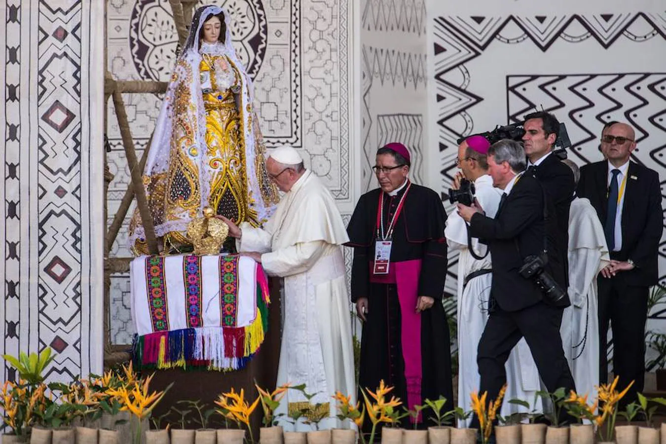 El Papa Francisco bendice a una Virgen en «Hogar Principito», Puerto Maldonado, Perú. 