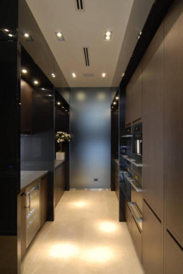 Cocina «boffi». En la segunda planta de la casa está la cocina, amueblada entera con piezas de Miele &amp; Gaggenau. Es muy minimalista, pero tiene electrodomestos de última generación