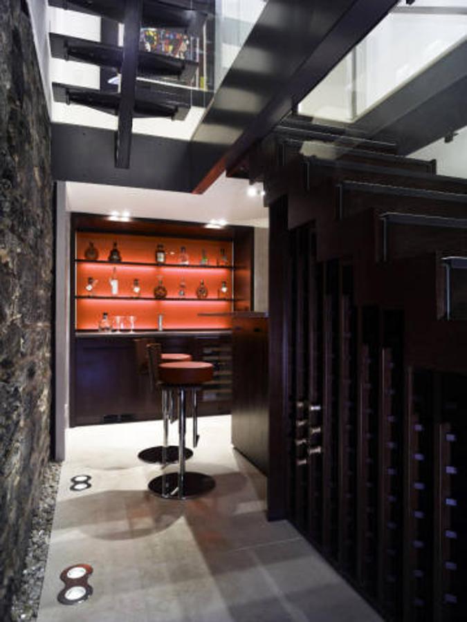 Bar. Ideal para reuniones con amigos y familiares, el espacio de recreo más codiciado de la casa es su bar. Está en la planta inferior, junto con el spa y el gimnasio