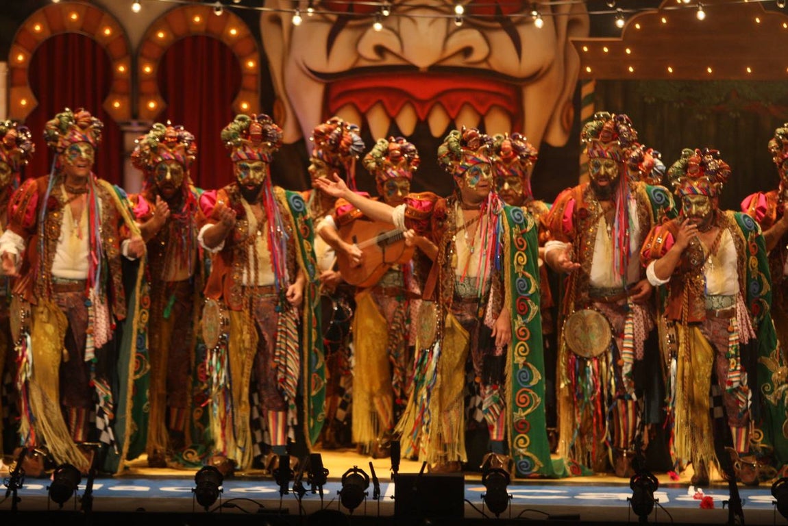 FOTOS: Comparsa El perro andalú de Martínez Ares en el COAC 2018