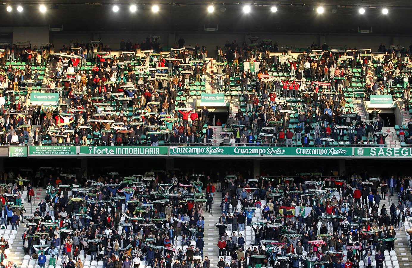 El mejor ambiente de la temporada en el estadio El Arcángel de Córdoba, en imágenes