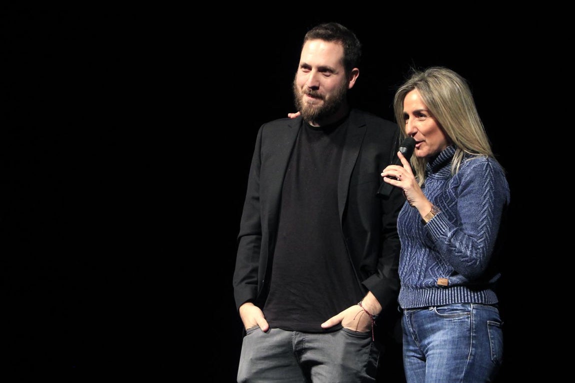 La alcaldesa con el director de cine Enrique Muñoz. 