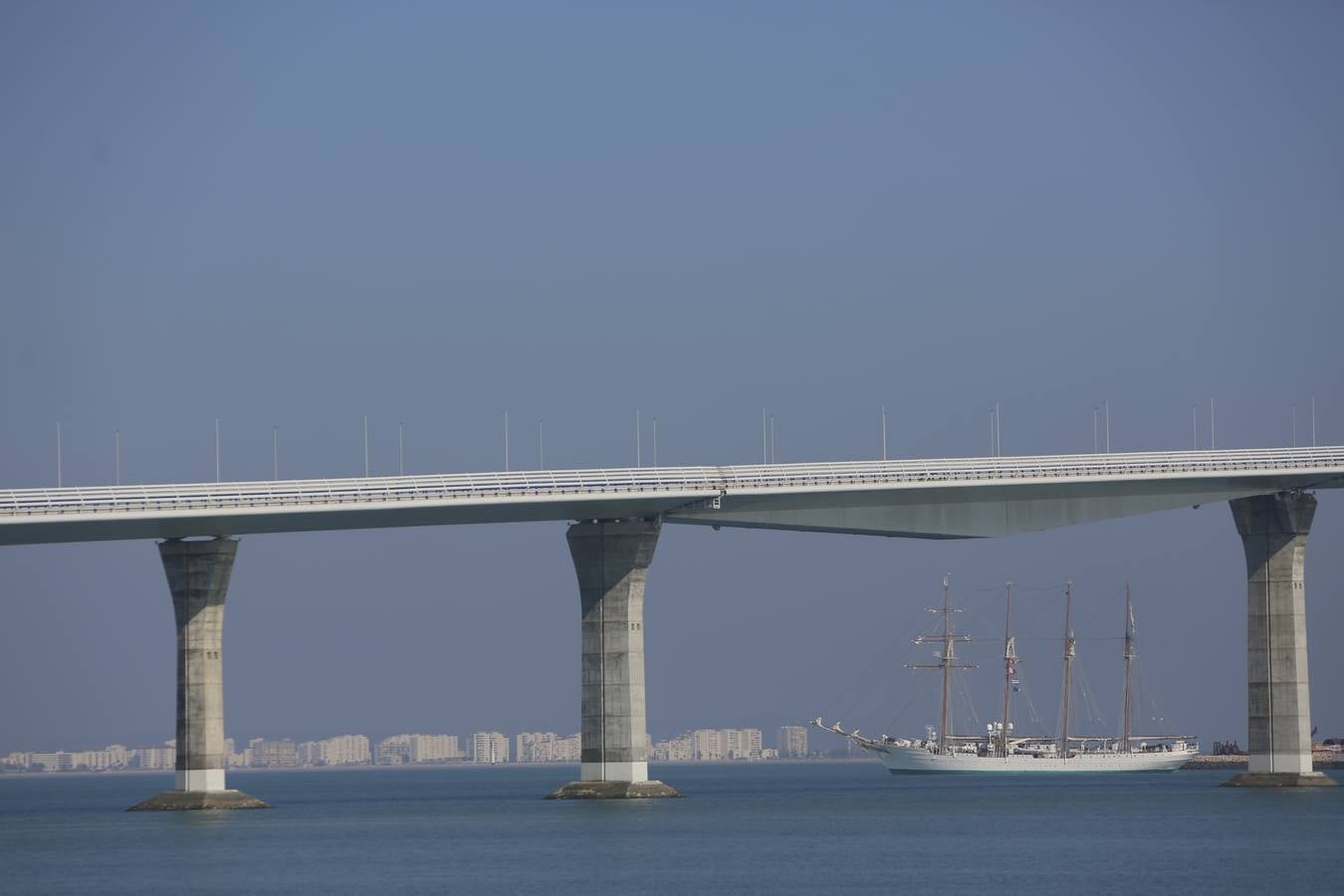 El buque Juan Sebastián de Elcano sale de Navantia