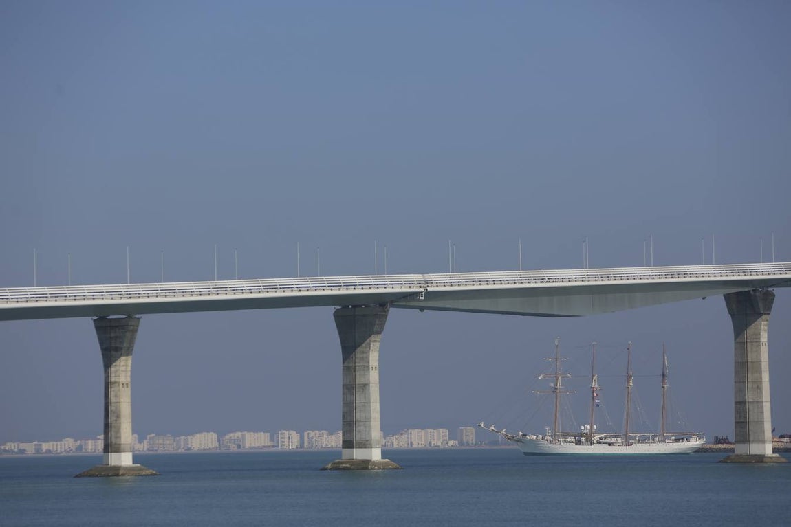 El buque Juan Sebastián de Elcano sale de Navantia