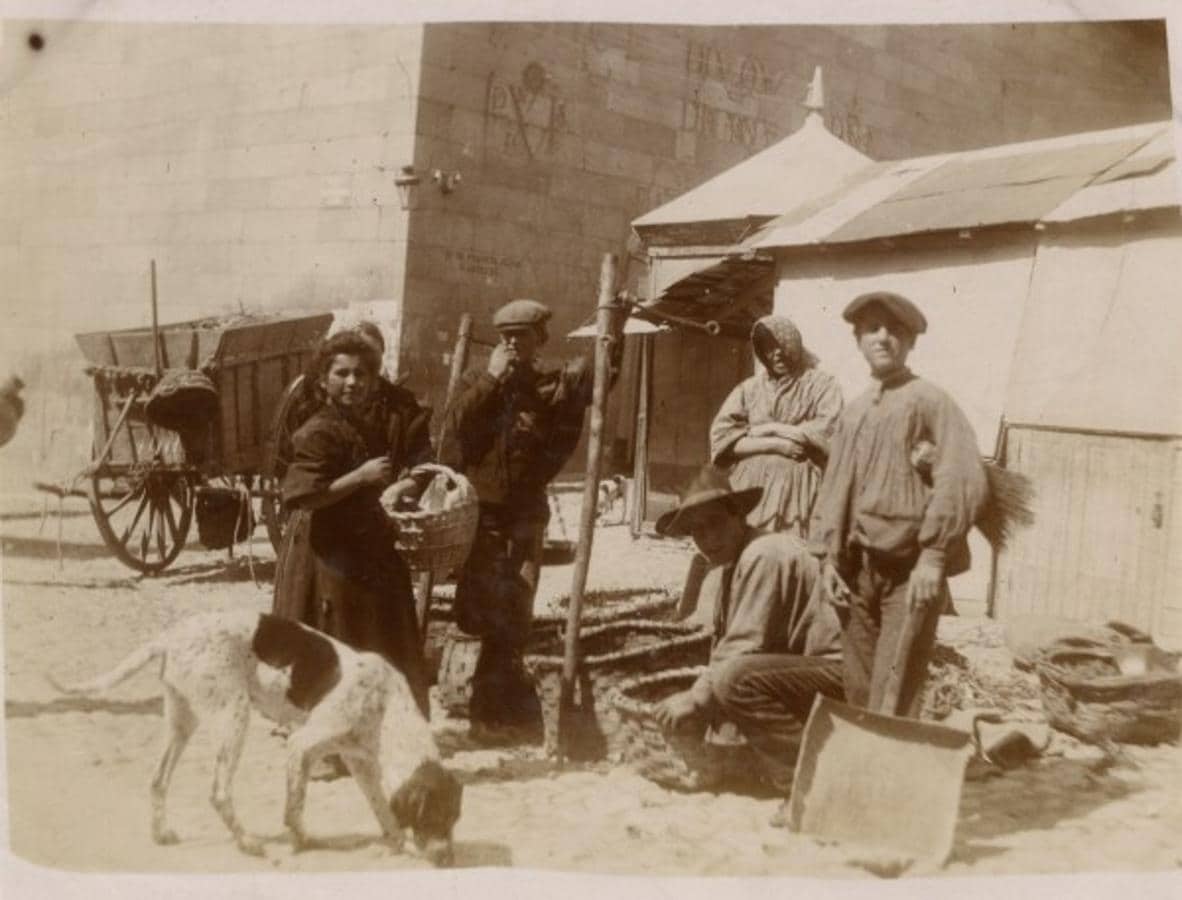 Puestos y vendedores en la plaza Mayor en 1905. ARCHIVO MUNICIPAL DE TOLEDO. COLECCIÓN LUIS ALBA. 