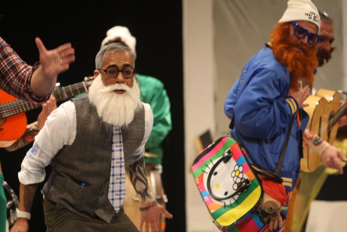 FOTOS: chirigota &#039;Los que se mueren por su barbi&#039; en el COAC 2018