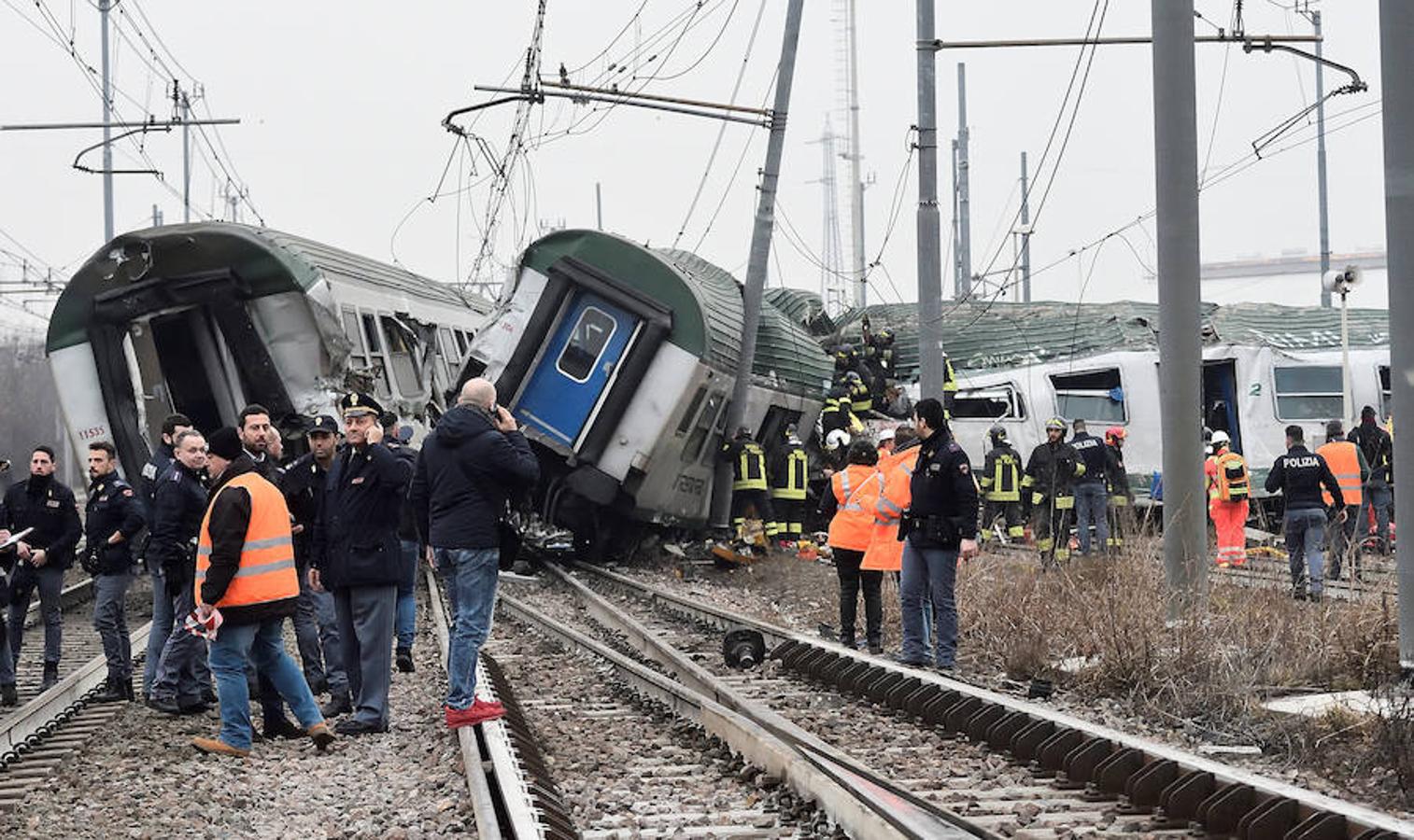 Tres muertos y decenas de heridos tras descarrilar un tren cerca de Milán