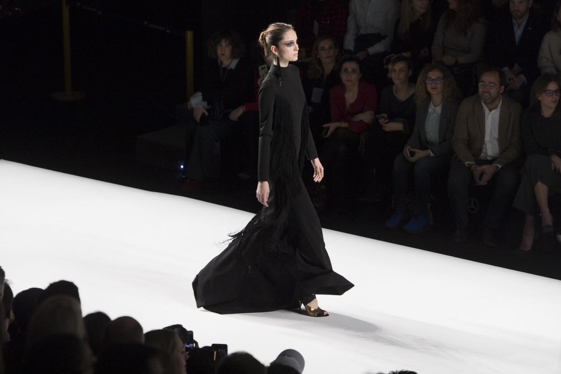 Algo curioso es que, sin abandonar los pantalones cargo, algo que viene de lejos, aunque en esta ocasión sean más ajustados, con la superposición de minifalditas de flecos y armazón cambian completamente la forma de percibirlos.. 