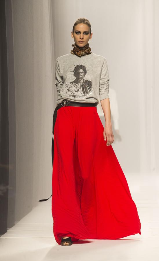 Algo curioso es que, sin abandonar los pantalones cargo, algo que viene de lejos, aunque en esta ocasión sean más ajustados, con la superposición de minifalditas de flecos y armazón cambian completamente la forma de percibirlos. 