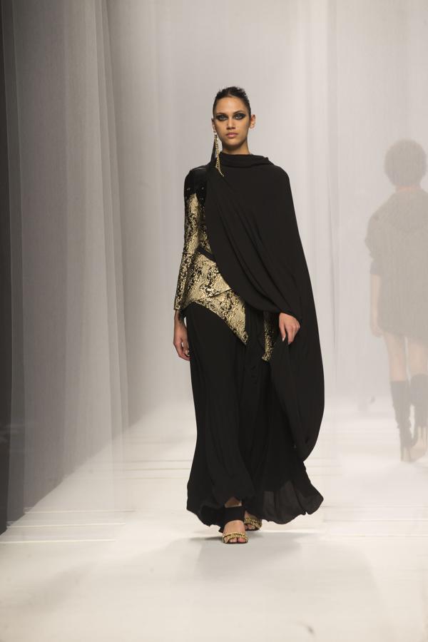 Algo curioso es que, sin abandonar los pantalones cargo, algo que viene de lejos, aunque en esta ocasión sean más ajustados, con la superposición de minifalditas de flecos y armazón cambian completamente la forma de percibirlos. 