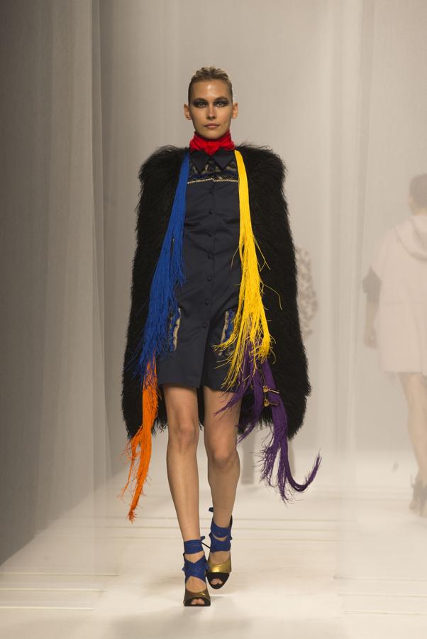 Algo curioso es que, sin abandonar los pantalones cargo, algo que viene de lejos, aunque en esta ocasión sean más ajustados, con la superposición de minifalditas de flecos y armazón cambian completamente la forma de percibirlos. 