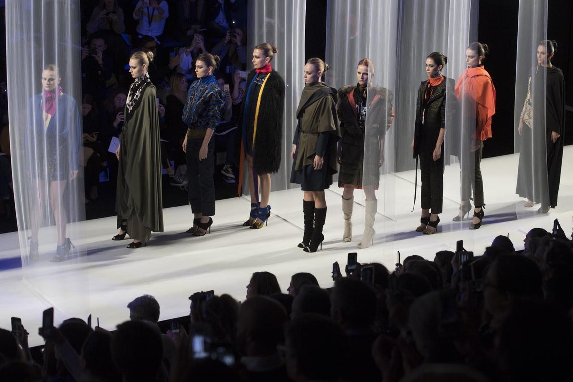 Algo curioso es que, sin abandonar los pantalones cargo, algo que viene de lejos, aunque en esta ocasión sean más ajustados, con la superposición de minifalditas de flecos y armazón cambian completamente la forma de percibirlos. 