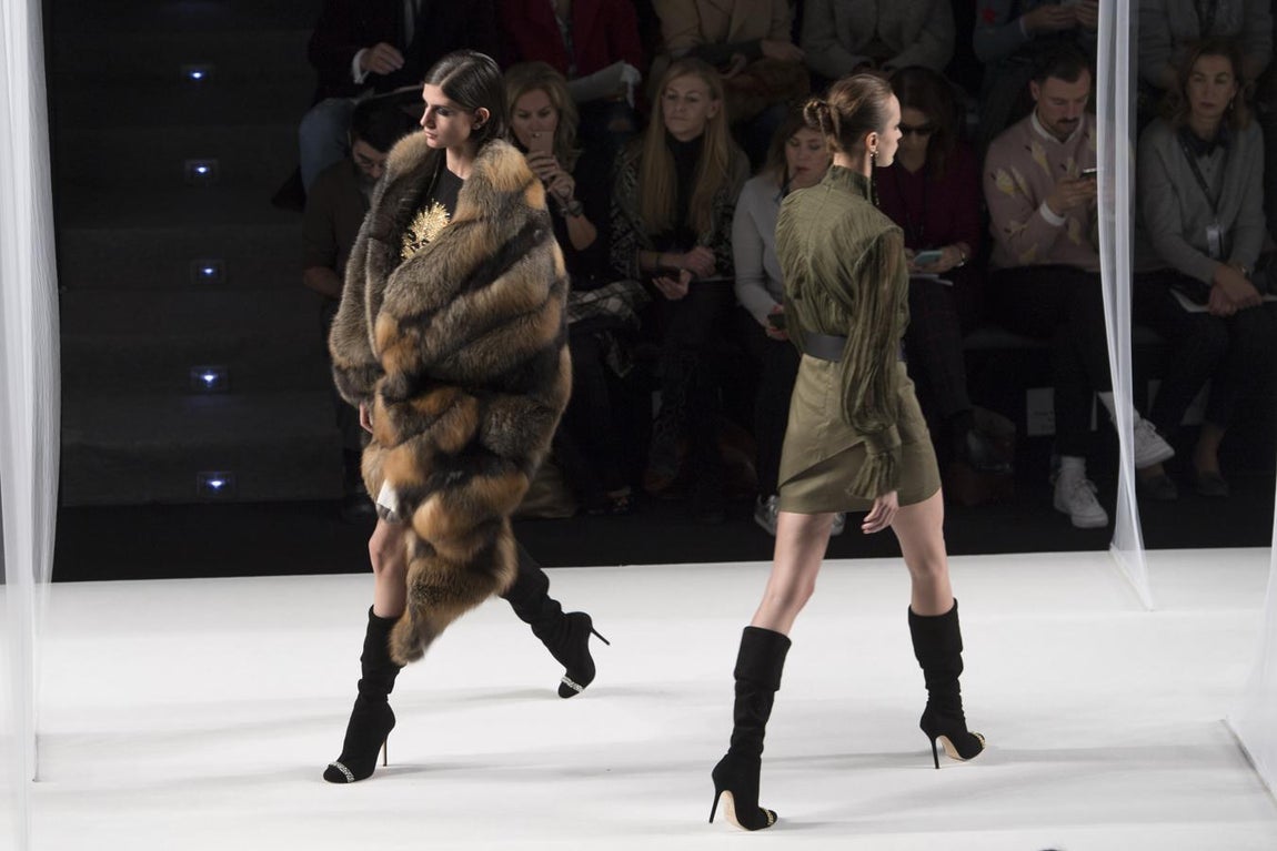 Algo curioso es que, sin abandonar los pantalones cargo, algo que viene de lejos, aunque en esta ocasión sean más ajustados, con la superposición de minifalditas de flecos y armazón cambian completamente la forma de percibirlos. 