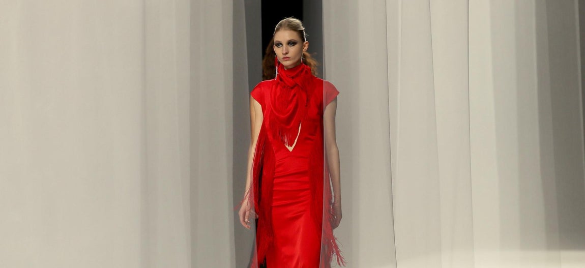 Algo curioso es que, sin abandonar los pantalones cargo, algo que viene de lejos, aunque en esta ocasión sean más ajustados, con la superposición de minifalditas de flecos y armazón cambian completamente la forma de percibirlos. 