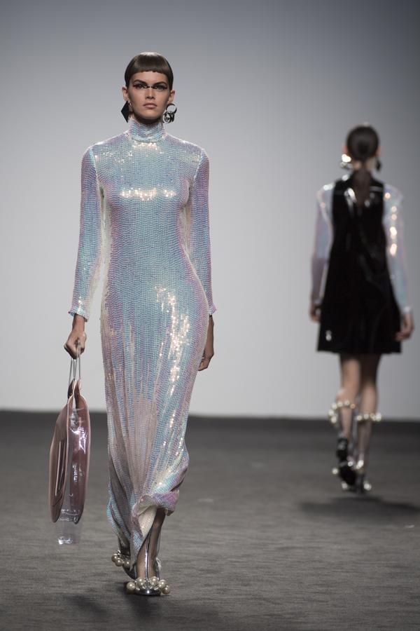 Comienza su presentación con mucho colorido, algo muy propio de ella, y con un estampado lunar en todas sus circunstancias: media luna, lluna llena, eclipse… mezclado con flores y estampado damero en rojo y blanco. Todo color.. 