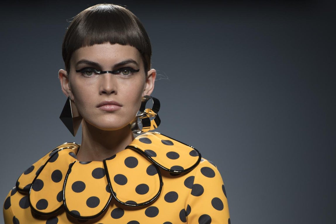 Comienza su presentación con mucho colorido, algo muy propio de ella, y con un estampado lunar en todas sus circunstancias: media luna, lluna llena, eclipse… mezclado con flores y estampado damero en rojo y blanco. Todo color.. 