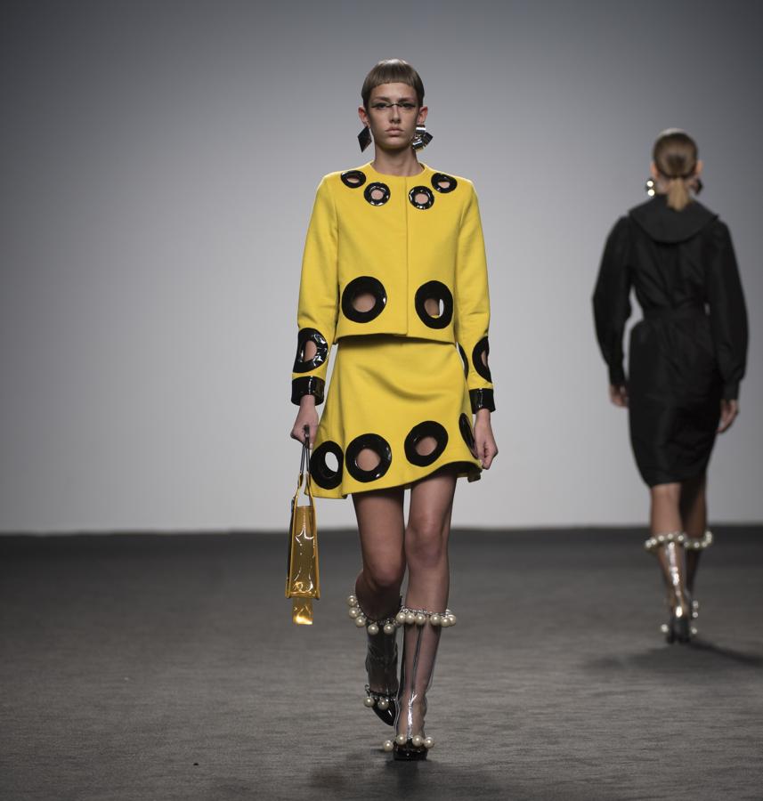 Comienza su presentación con mucho colorido, algo muy propio de ella, y con un estampado lunar en todas sus circunstancias: media luna, lluna llena, eclipse… mezclado con flores y estampado damero en rojo y blanco. Todo color.. 