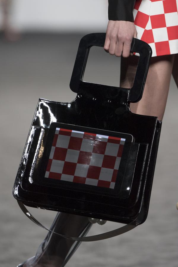 Comienza su presentación con mucho colorido, algo muy propio de ella, y con un estampado lunar en todas sus circunstancias: media luna, lluna llena, eclipse… mezclado con flores y estampado damero en rojo y blanco. Todo color.. 