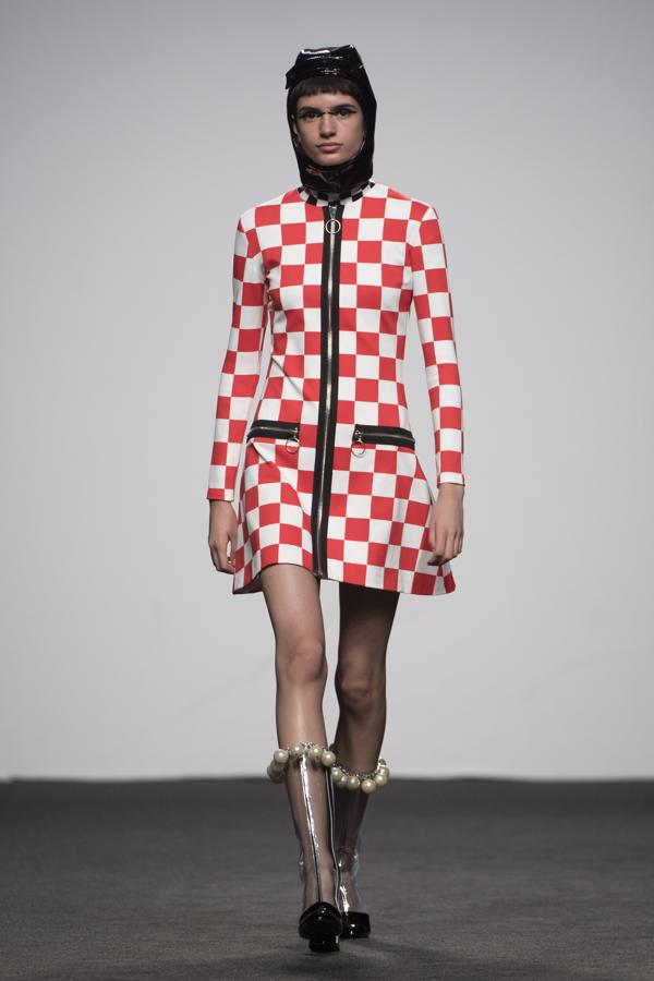 Comienza su presentación con mucho colorido, algo muy propio de ella, y con un estampado lunar en todas sus circunstancias: media luna, lluna llena, eclipse… mezclado con flores y estampado damero en rojo y blanco. Todo color.. 