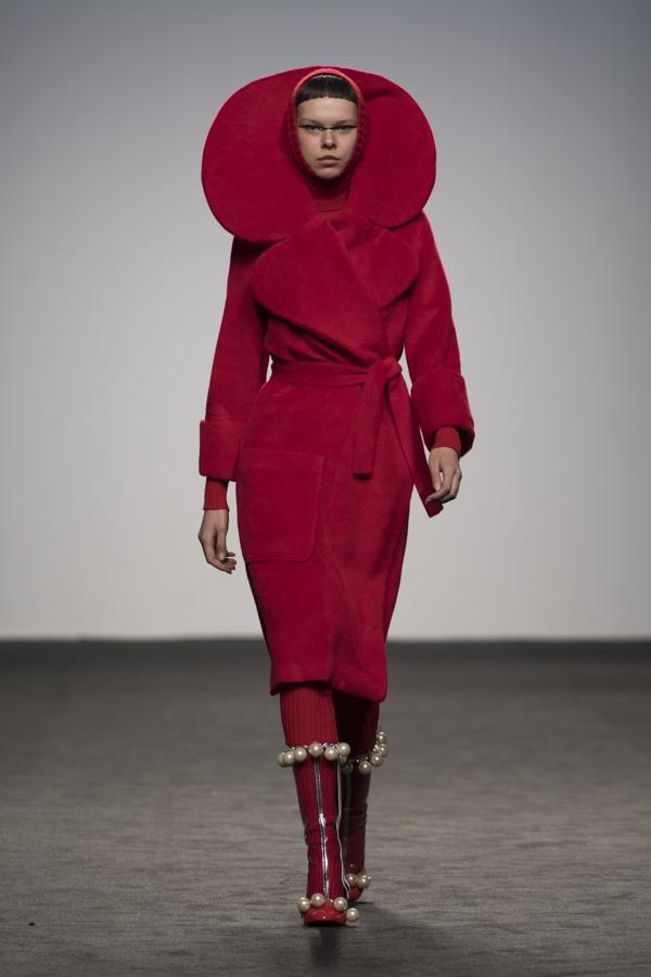 Comienza su presentación con mucho colorido, algo muy propio de ella, y con un estampado lunar en todas sus circunstancias: media luna, lluna llena, eclipse… mezclado con flores y estampado damero en rojo y blanco. Todo color.. 