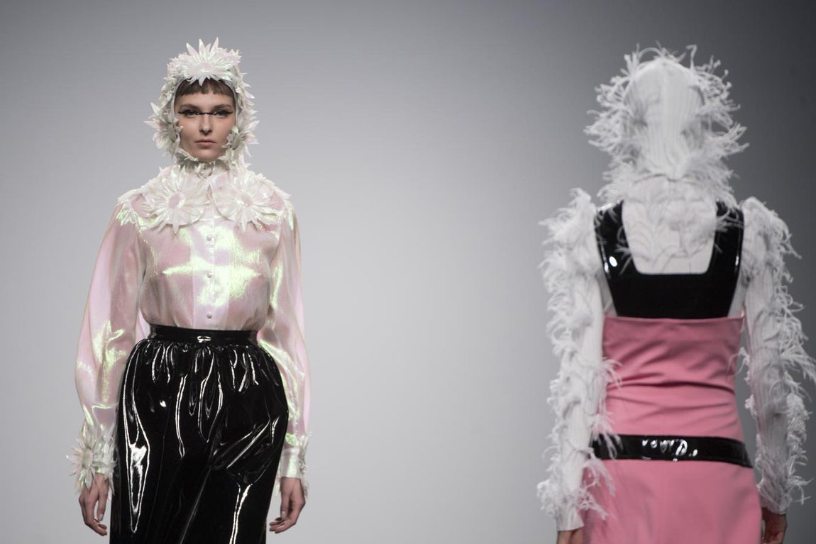 Comienza su presentación con mucho colorido, algo muy propio de ella, y con un estampado lunar en todas sus circunstancias: media luna, lluna llena, eclipse… mezclado con flores y estampado damero en rojo y blanco. Todo color.. 