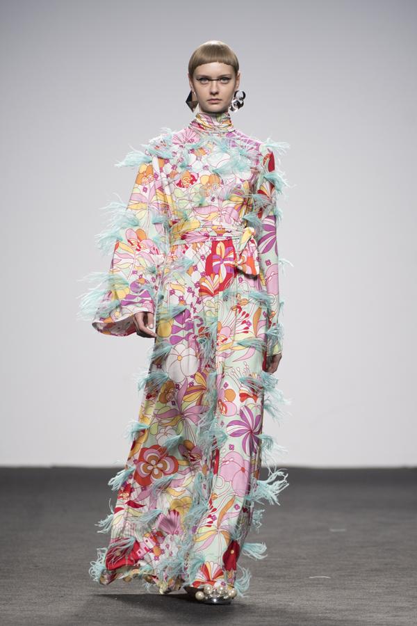 Comienza su presentación con mucho colorido, algo muy propio de ella, y con un estampado lunar en todas sus circunstancias: media luna, lluna llena, eclipse… mezclado con flores y estampado damero en rojo y blanco. Todo color.. 