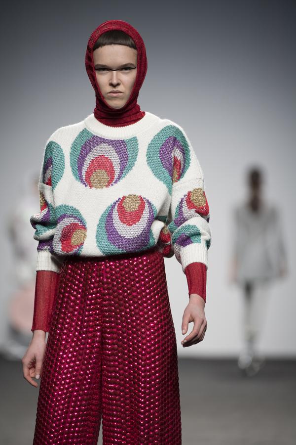 Comienza su presentación con mucho colorido, algo muy propio de ella, y con un estampado lunar en todas sus circunstancias: media luna, lluna llena, eclipse… mezclado con flores y estampado damero en rojo y blanco. Todo color.. 