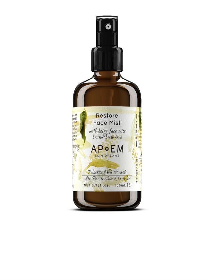 Restore face mist de Apoem. Bruma eco-consciente y libre de sustancias tóxicas con aguas de rosa y lavanda, extractos naturales de aloe vera, muérdago y arándano, hidrata a la vez que actúa de escudo de defensa (Precio: 29 euros)