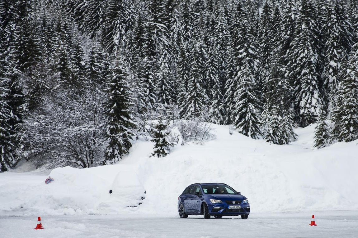 Fotogalería: el Ateca y el León X-Perience y Cupra, a prueba en la nieve