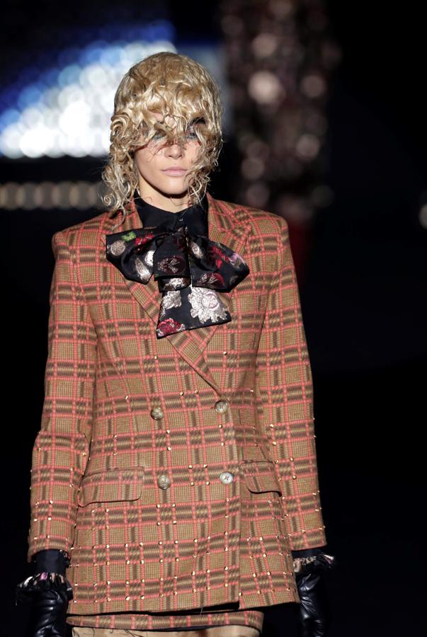 Parte de creaciones de tejidos más livianos, para ir adquiriendo cuerpo y volumen, sin perder su buena sastrería, con chaquetas, abrigos y esmoquin.. 