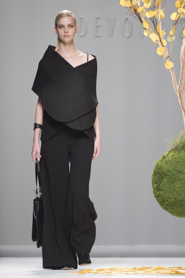 El gran arquitecto de las telas, o de la moda, como se podría definir a Modesto, de Devota &amp; Lomba, sigue estudiando y profundizando en diseñar prendas con compás, escuadra y cartabón.. 