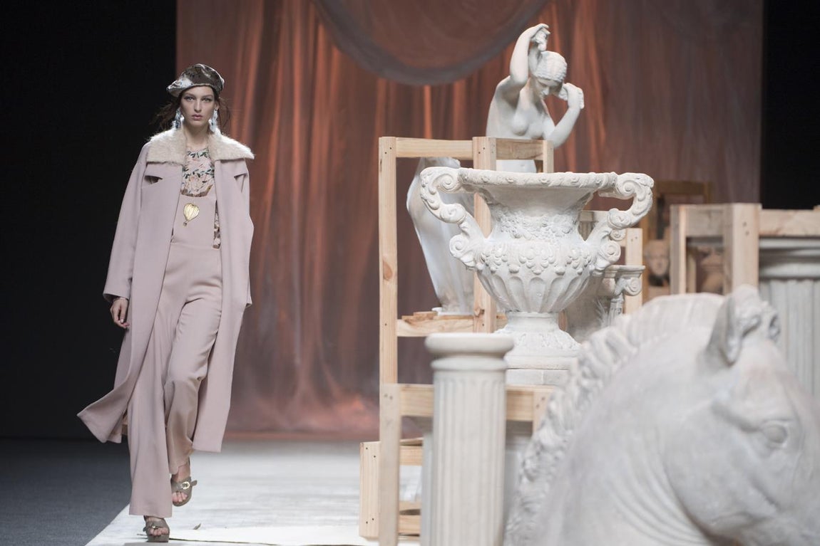 Los hermanos Muñoz han desarrollado una colección en la que a pinceladas y sobre una superficie de terciopelo, han recreado las pinturas y los plisados y los colores tintados del gran maestro Fortuny y Madrazo. 