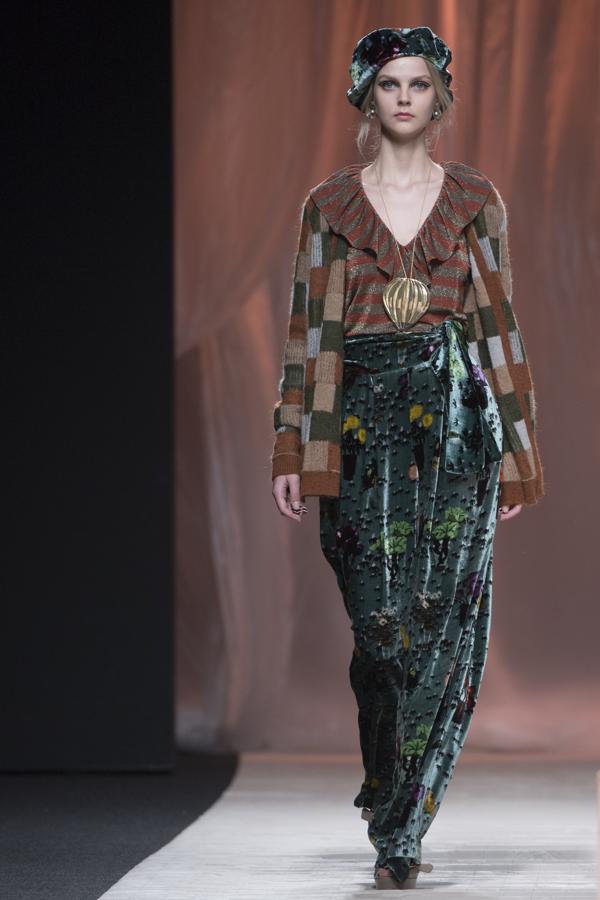 Los hermanos Muñoz han desarrollado una colección en la que a pinceladas y sobre una superficie de terciopelo, han recreado las pinturas y los plisados y los colores tintados del gran maestro Fortuny y Madrazo. 