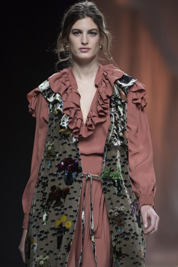 Los hermanos Muñoz han desarrollado una colección en la que a pinceladas y sobre una superficie de terciopelo, han recreado las pinturas y los plisados y los colores tintados del gran maestro Fortuny y Madrazo. 