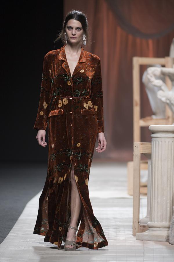 Los hermanos Muñoz han desarrollado una colección en la que a pinceladas y sobre una superficie de terciopelo, han recreado las pinturas y los plisados y los colores tintados del gran maestro Fortuny y Madrazo. 