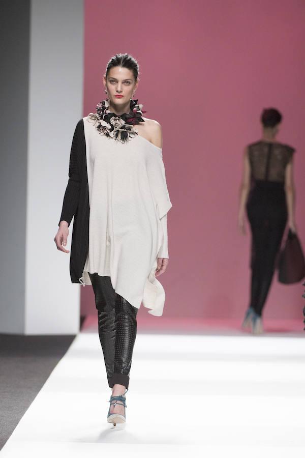 Su esencia estaba en el alma de todas las prendas, aunque con novedades: la introducción de colores pasteles, la combinación de tejidos hasta resultar un estampado y la utilización de acolchados, en capas. 