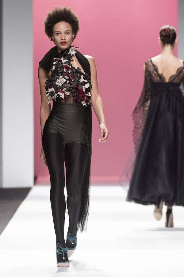 Su esencia estaba en el alma de todas las prendas, aunque con novedades: la introducción de colores pasteles, la combinación de tejidos hasta resultar un estampado y la utilización de acolchados, en capas. 