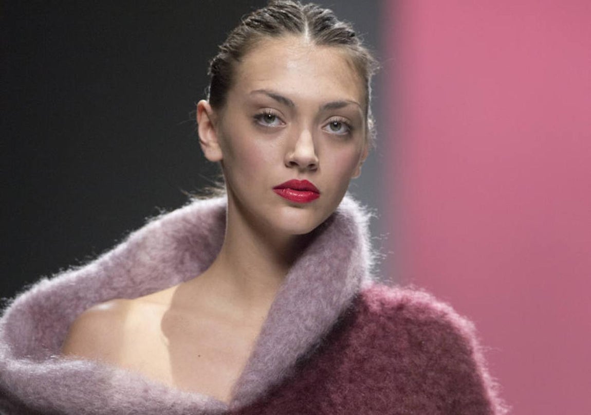 Su esencia estaba en el alma de todas las prendas, aunque con novedades: la introducción de colores pasteles, la combinación de tejidos hasta resultar un estampado y la utilización de acolchados, en capas. 