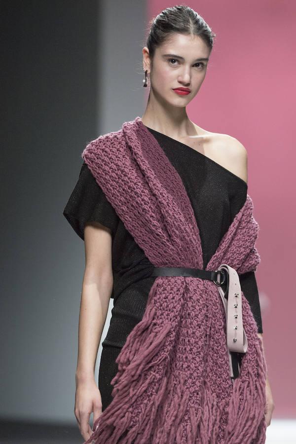 Su esencia estaba en el alma de todas las prendas, aunque con novedades: la introducción de colores pasteles, la combinación de tejidos hasta resultar un estampado y la utilización de acolchados, en capas. 