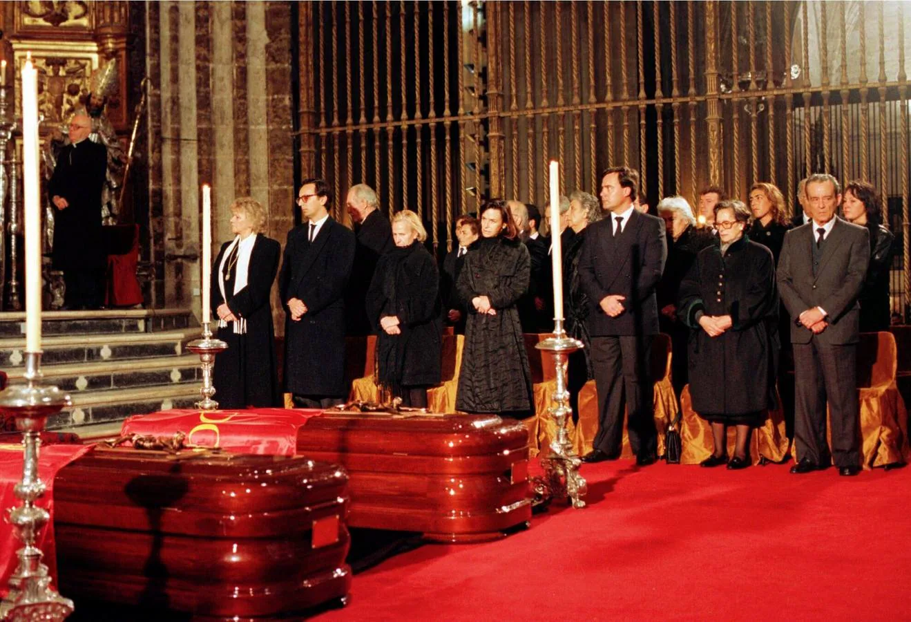 Los familiares de los asesinados, junto a la alcaldesa Soledad Becerril, frente a los féretros en el funeral en la Catedral
