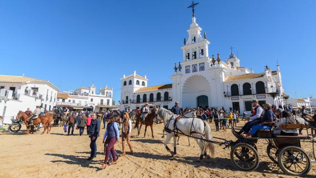 Sol, caballos y buen ambiente en El Rocío