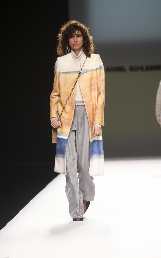 Las líneas siguen simples, minimalistas, pero con una superposición de tejidos que le aportaban atractivo. 