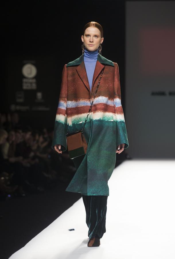 Las líneas siguen simples, minimalistas, pero con una superposición de tejidos que le aportaban atractivo. 