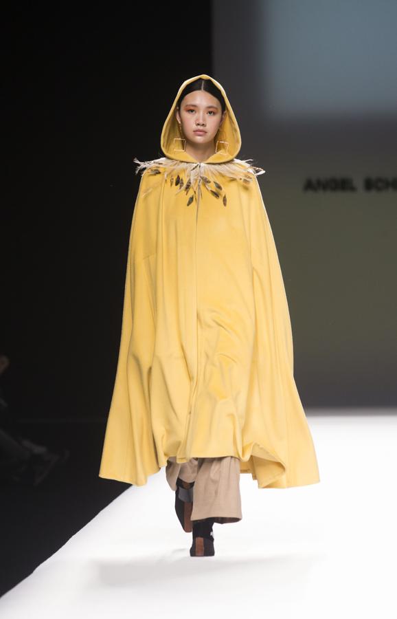 Las líneas siguen simples, minimalistas, pero con una superposición de tejidos que le aportaban atractivo. 