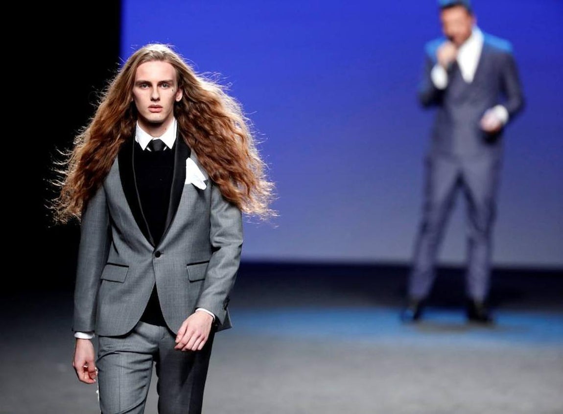 En esta, su segunda colección en la pasarela madrileña, de 32 salidas, ha propuesto un esmoquin de día y la seda con lurex combinados con abrigo de chenilla en lanas puras para la noche. 