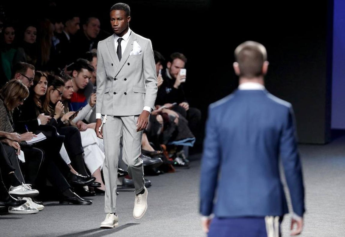 En esta, su segunda colección en la pasarela madrileña, de 32 salidas, ha propuesto un esmoquin de día y la seda con lurex combinados con abrigo de chenilla en lanas puras para la noche. 