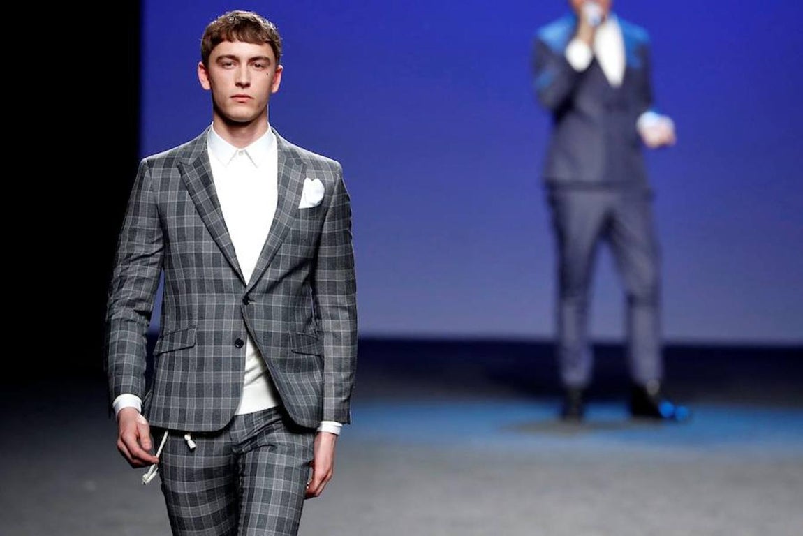 En esta, su segunda colección en la pasarela madrileña, de 32 salidas, ha propuesto un esmoquin de día y la seda con lurex combinados con abrigo de chenilla en lanas puras para la noche. 